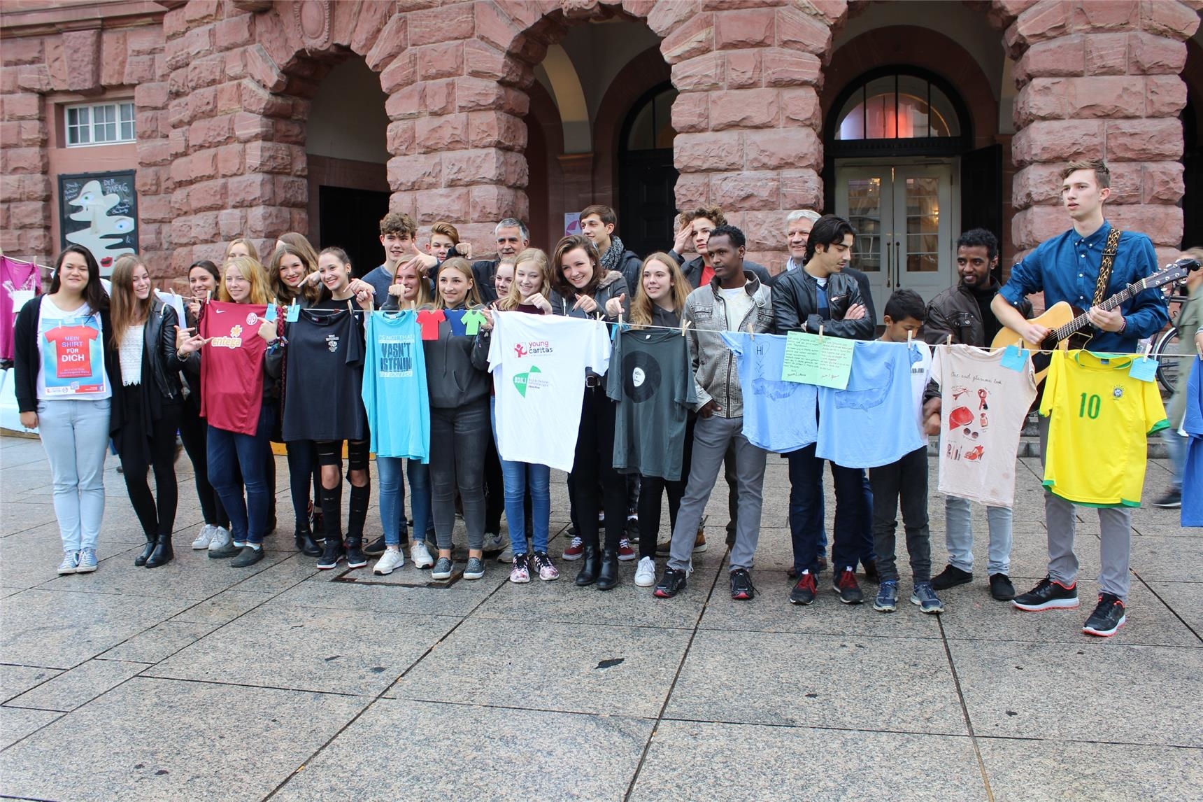 Wäscheleine mit T-Shirts (youngcaritas im Bistum Mainz)