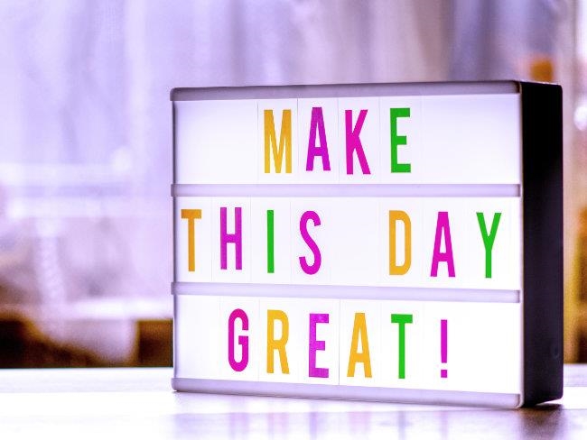 Display mit der Aufschrift "Make this day great", deutsch "Mach diesen Tag großartig"