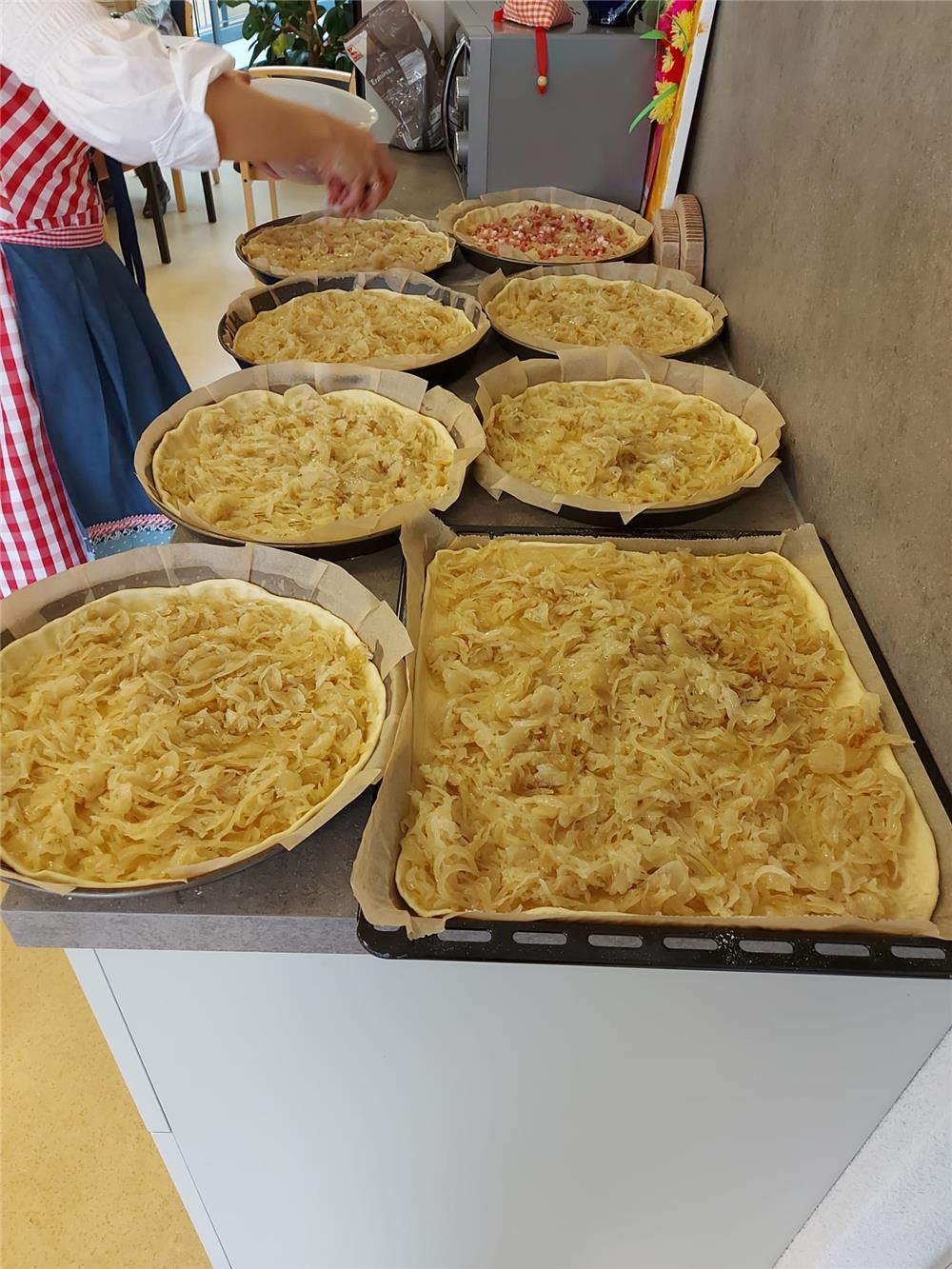 Zwiebelkuchen beim Herbstfest (Caritasverband für den Landkreis Emmendingen e.V.)