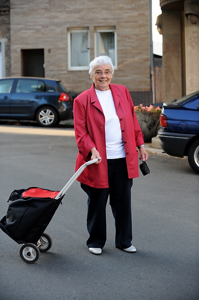 Ältere Frau mit Trolley