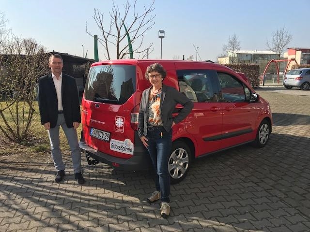 Einrichtungsleiterin Gerti Aigner (re.) und KCV-Vorstand Markus Tischler (li.) freuen sich über das schöne neue Fahrzeug. 