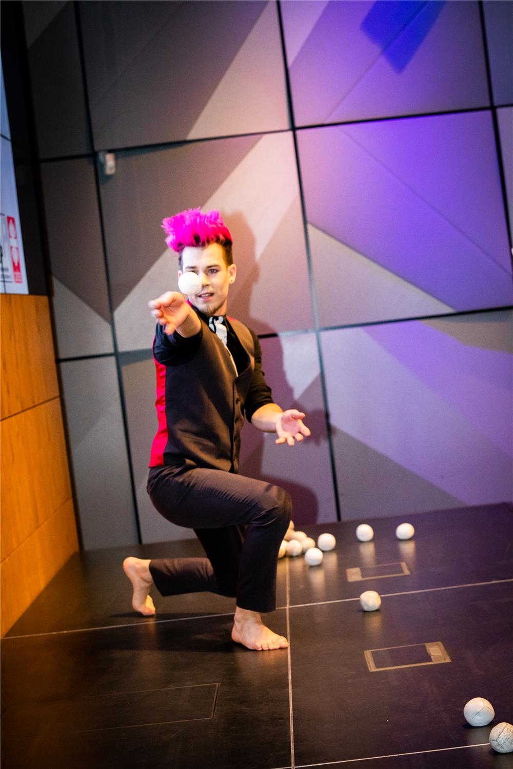 Ein Mann jongliert auf einer Bühne mit Bällen. (CBP / Lena Siebrasse)