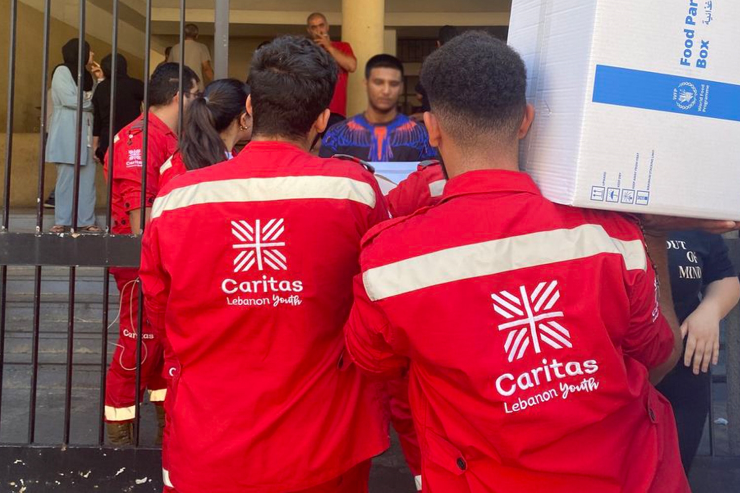 Caritas Mitarbeiter im Libanon verteilen Nothilfe Pakete