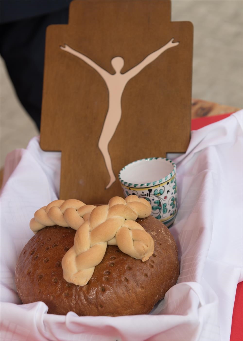 Brot und Salz zur Haussegnung, sowie ein Kreuz aus der Tagesstätte des Psychosozialen Zentrums für das Haus St. Martha (© Caritasverband Worms e. V., Horst Stange)