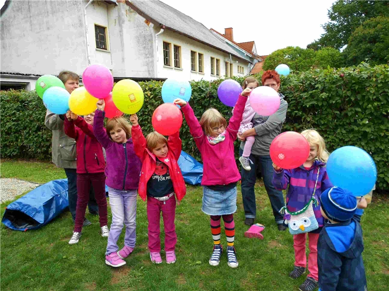 Kinder zeigen bunte Caritas-Luftballons. (Foto: Christine Streich-Karas)