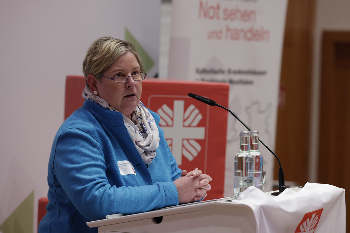Claudia Middendorf Beauftragte der Landesregierung in NRW) steht beim 2. Kath. Krankenhaustag am 21.11.2023 in Essen an einem Pult und hält eine Rede (Foto: Achim Pohl)