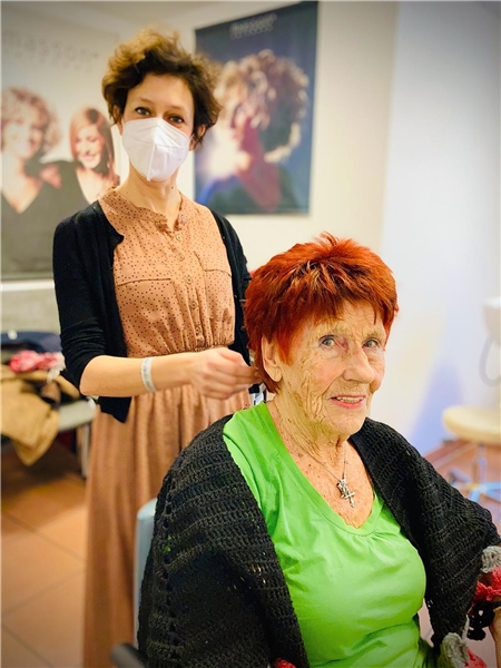 Barbara Thériault mit Bewohnerin unseres Altenpflegezentrums