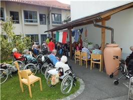 Gut 20 Senioren sitzen im Garten / Foto: Schedlbauer