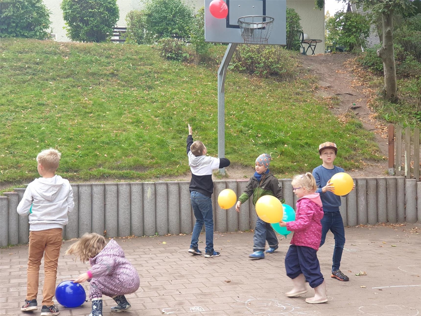 Kinder spielen mit Luftballons (© Mutter-Kind-Klinik Maria am See)