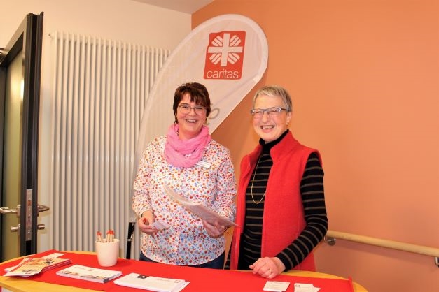 Heimleiterin Ulrike Schaider (l.) hatte auf alle Fragen Antworten , ihre Mama (r.) ist ehrenamtlich engagiert dabei!  (Caritasverband Darmstadt e. V.)