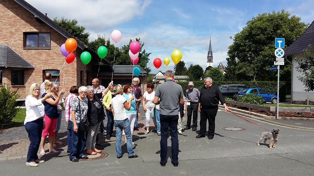 Menschen mit bunten Luftballons im Freien (Foto: Caritasverband für den Bezirk Limburg)