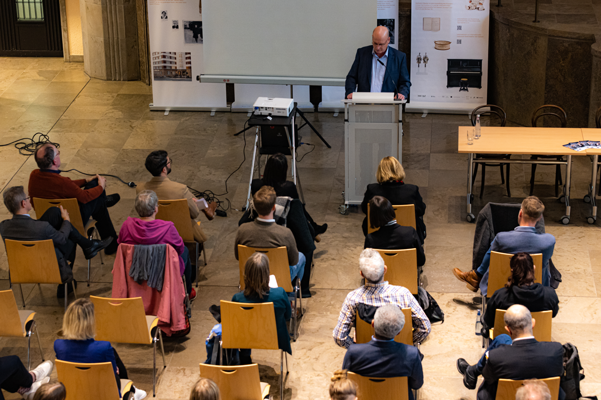 Publikum der CiNW-Fachtagung 'Miteinander Gegeneinander?' in der Alten Synagoge in Essen aus der Vogelperspektive (Foto: © Angelika Kamlage | Caritas in NRW)