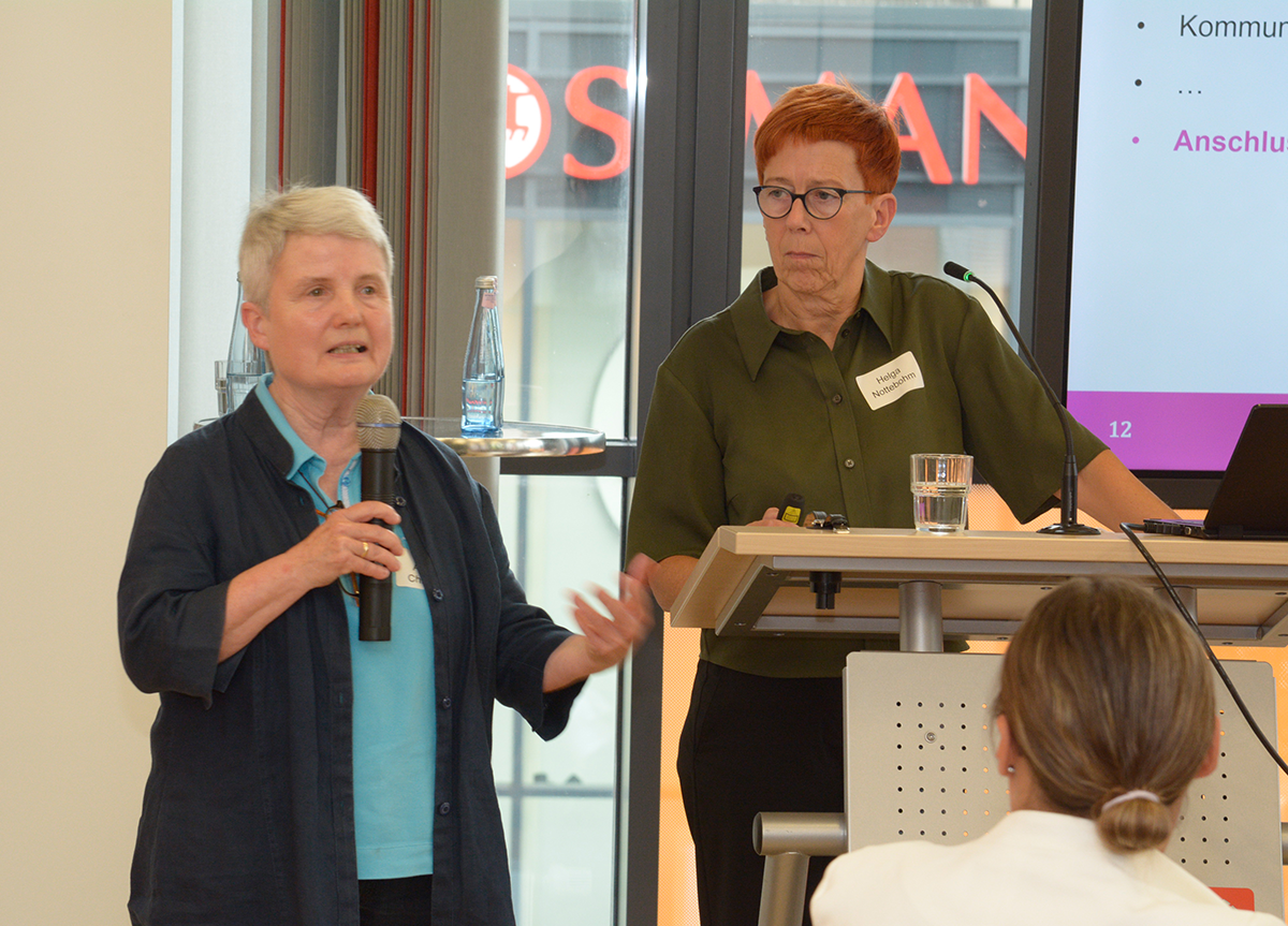 Sr. Dr. Anette Chmielorz und Helga Notteboom stehen bei der CiNW-Fachtagung zur Umsetzung des Pflegeberufegesetzes in Essen an einem Pult und halten einen Vortrag (Foto: Caritas | Christoph Grätz)