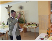 Diakon Josef Aigner segnet die Osterspeisen mit Weihwasser