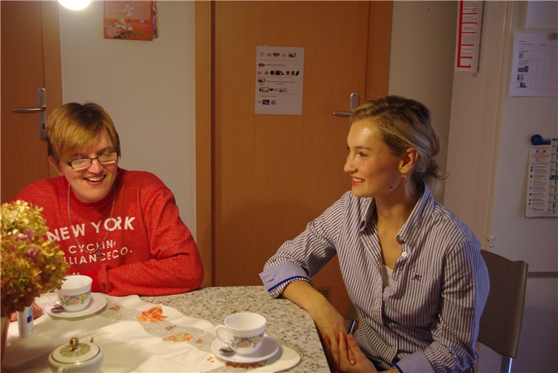 Mitarbeiterin mit Klientin im Gespräch am Küchentisch (©caritasverband bocholt)