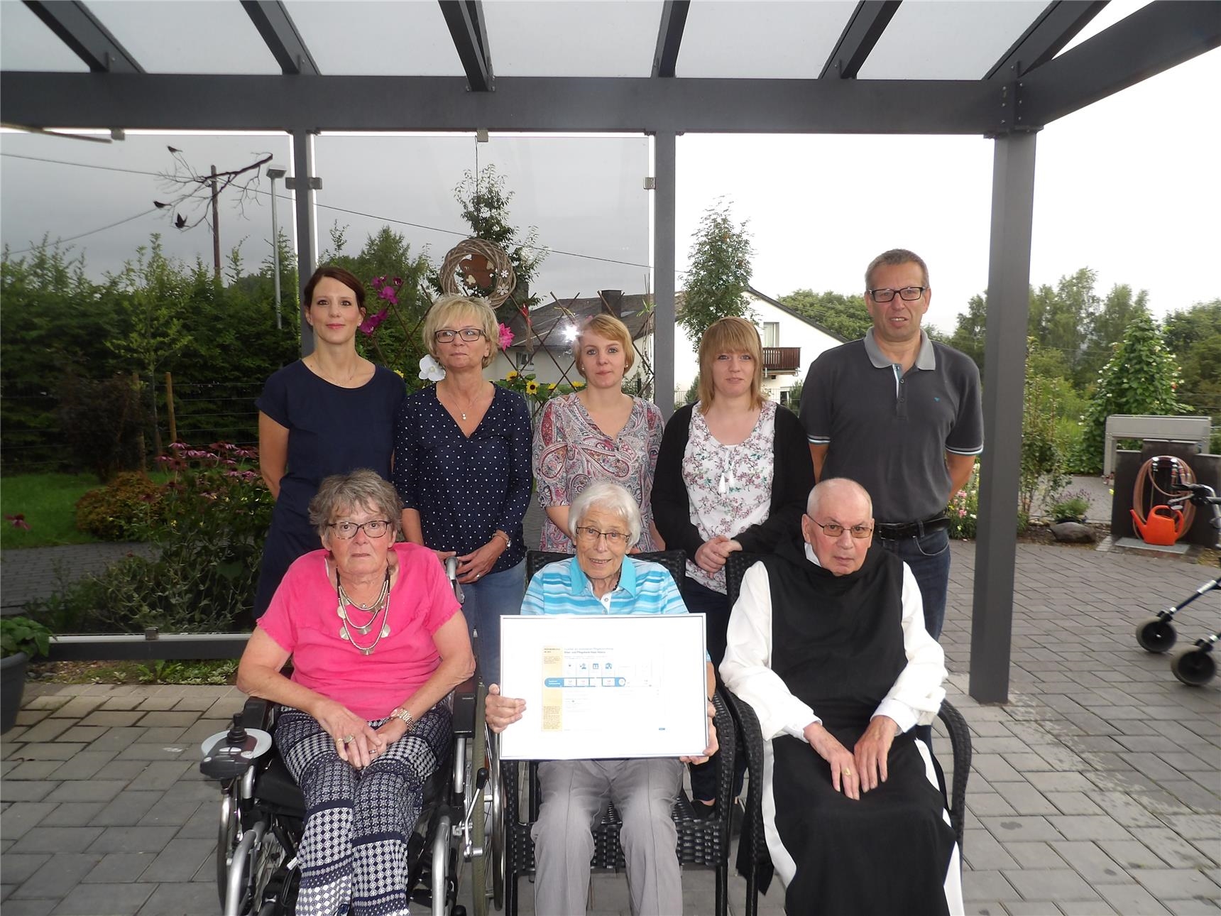 Heimbeirat und Leitungsteam präsentieren stolz die neue MDK-Urkunde (Caritasverband Westerwald-Rhein-Lahn)