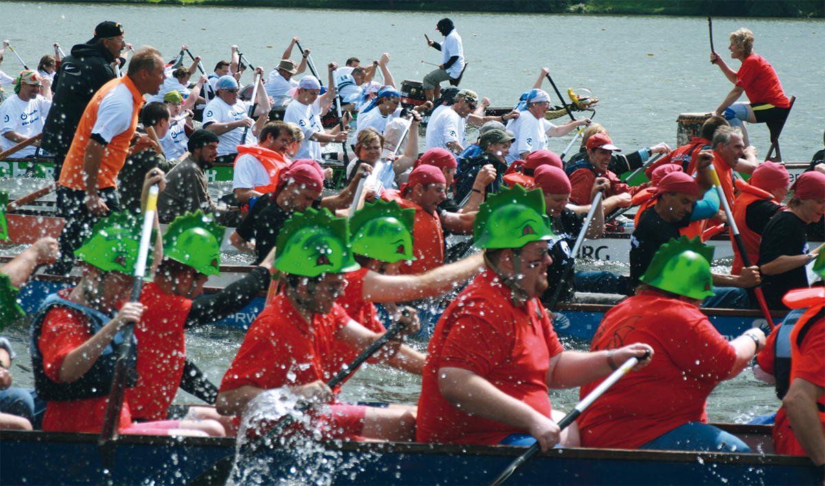 Alle teilnehmenden Teams in ihren Booten beim integrativen Drachenbootrennen auf dem Essener Baldeneysee (DJK Franz-Sales-Haus)