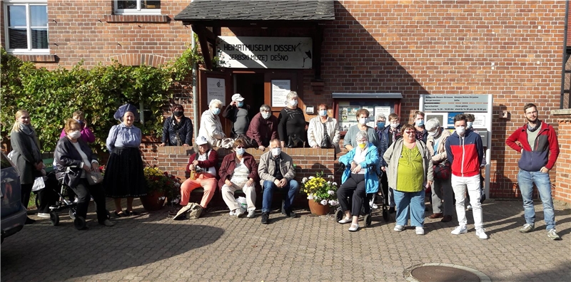 Gruppenfoto vor dem Heimatmuseum