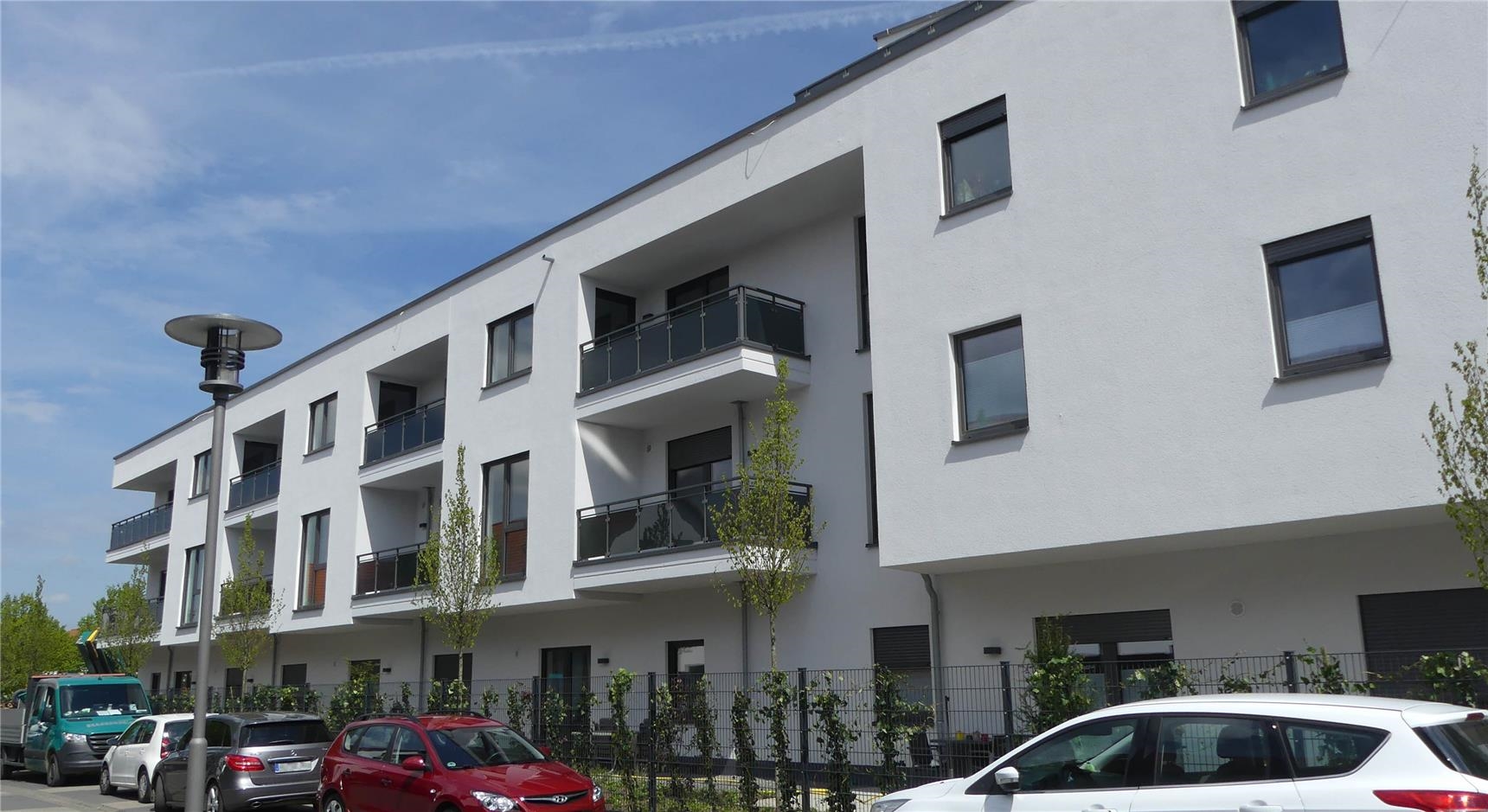 Haus Raphael in Hanau Klein-Auheim - Seitenansicht von der Straße "An den Mainwiesen" (Foto: © Caritas Offenbach / Sabine Schilha)