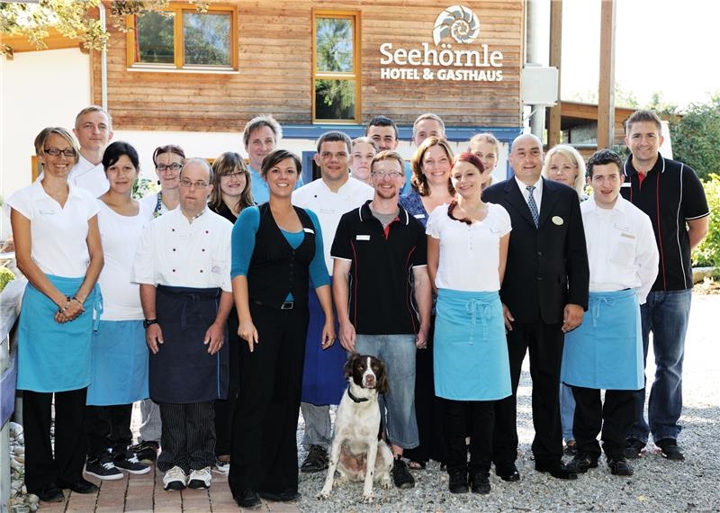 Gruppenbild Seehörnlemitarbeiter vor dem Integrationsbetrieb (Caritas Konstanz)