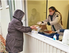 Caritas-Zentrum Landau lädt zum Essen in der Notunterkunft ein. / Caritas-Zentrum Landau