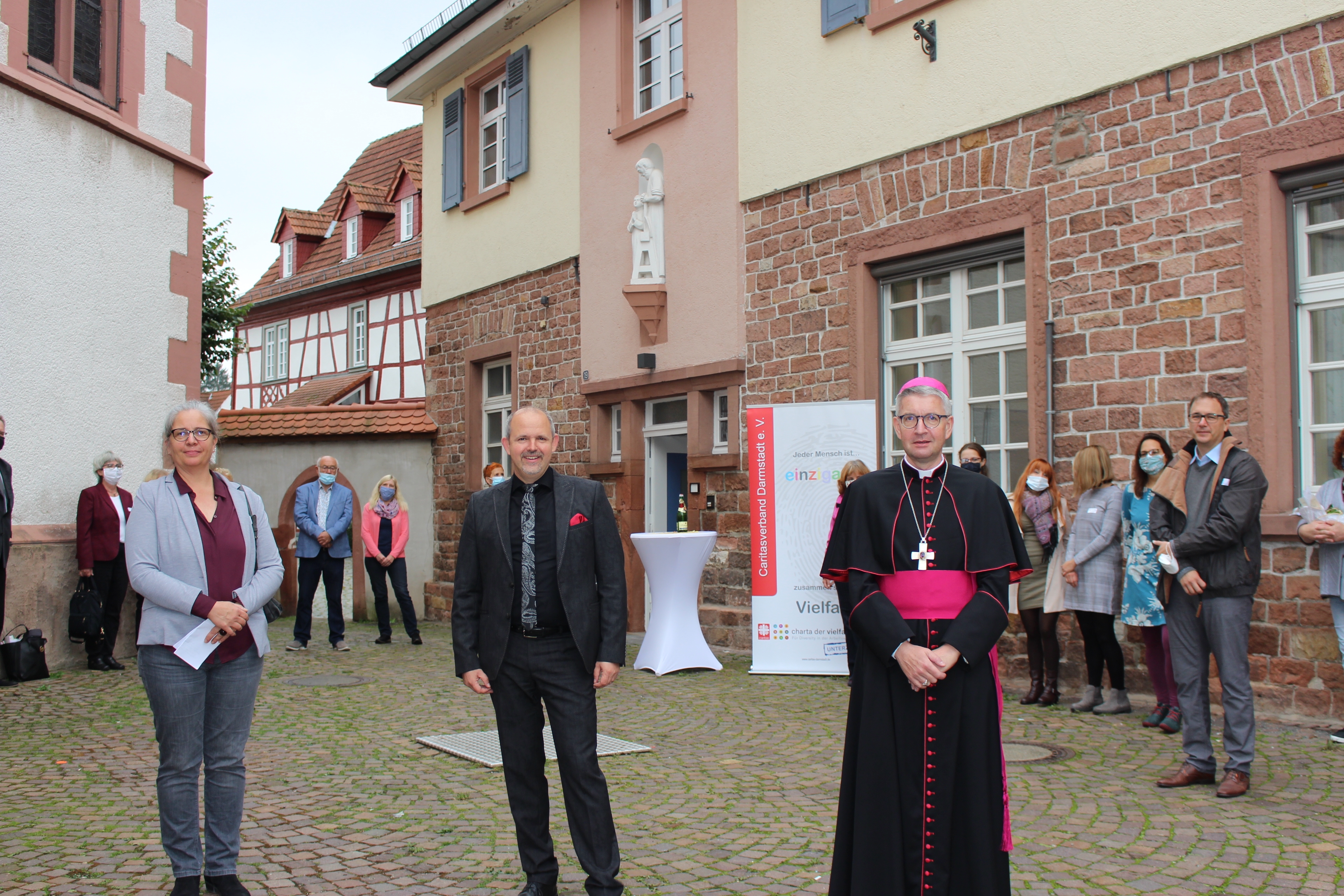 Menschen vor einem Gebäude (Caritasverband Darmstadt e. V.)