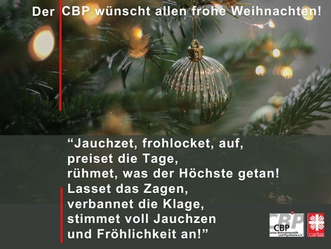 Das Foto zeigt eine Weihnachtskugel, die an einem Tannenbaum hängt. Die Bildaufschrift lautet: Der CBP wünscht allen frohe Weihnachten! & Ausschnitt aus “Jauchzet, frohlocket, auf, preiset die Tage”.