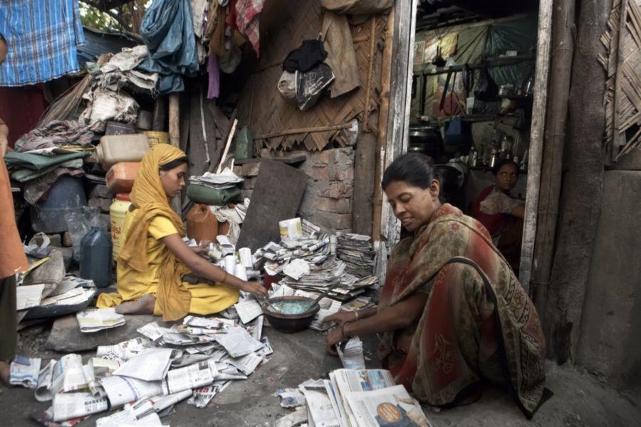 zwei Frau sortieren Müll in einem Slum (Caritas international)