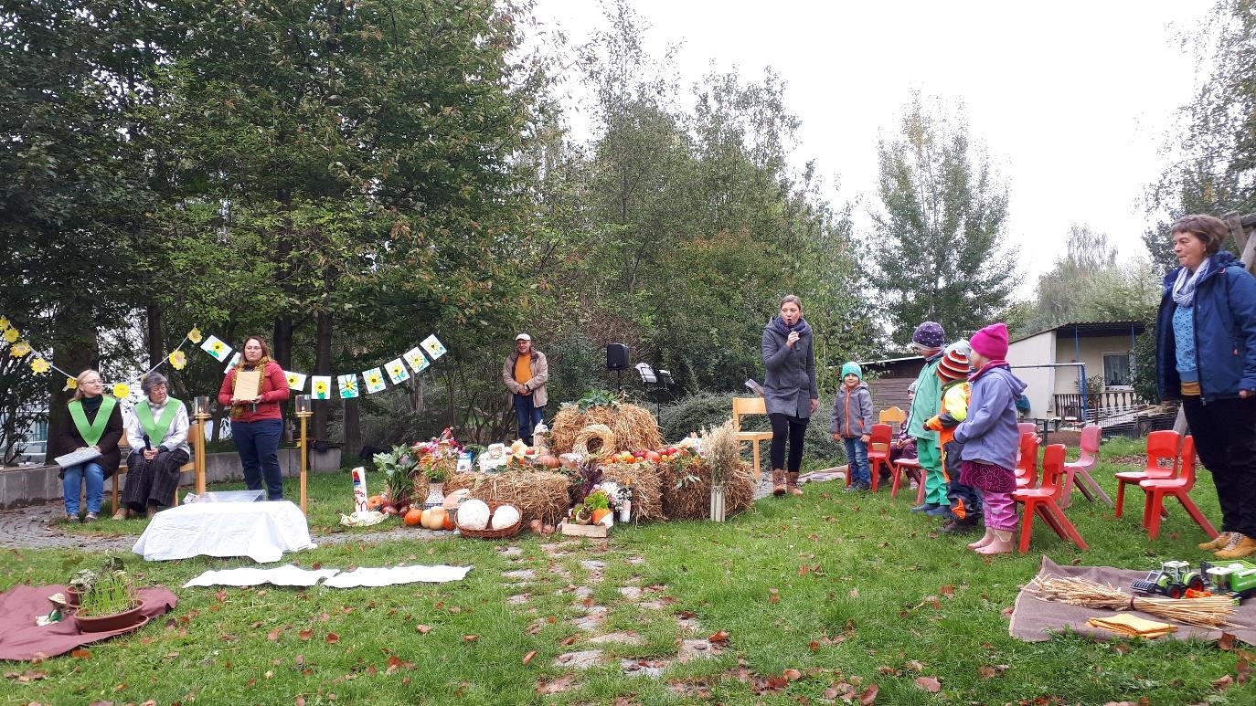 Kinder und Erwachsene in einem Garten