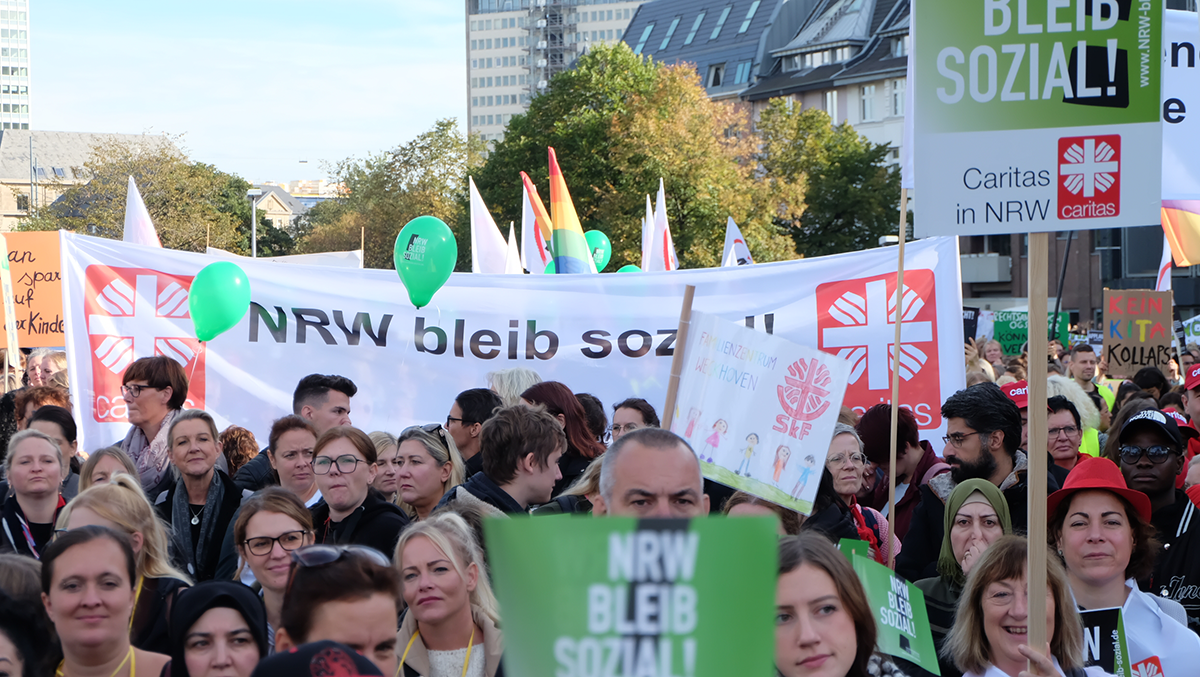  Teilnehmende bei der Kundgebung der LAG Freie Wohlfahrtspflege NRW zur Kampagne 'NRW bleib sozial!' vor dem Düsseldorfer Landtag (Foto: Markus Lahrmann)