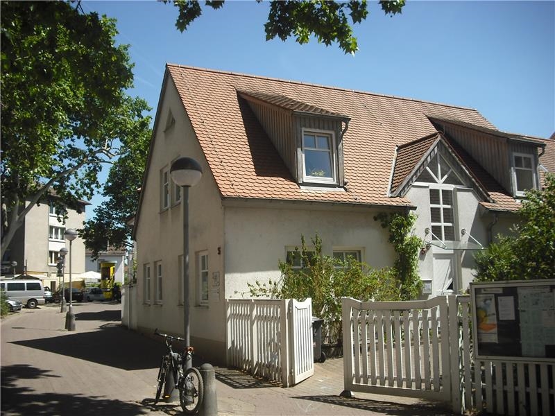 Die Caritas Sozialstation in Darmstadt ist in einem zweistöckigen Gebäude nahe der St. Elisabethkirche