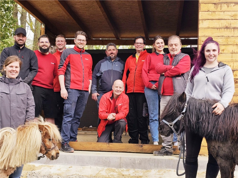 Das Team von Hilti nach getaner Arbeit vor dem fertiggestellten Unterstand für die Ponys des Caritas Kinderdorfes am Köllnischen Wald. 