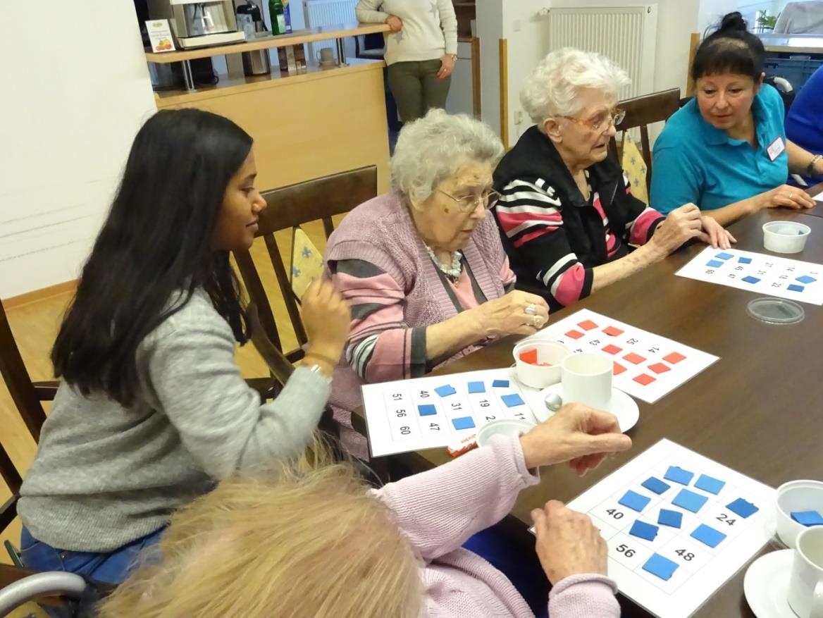 Seniorinnen sitzen am Tisch uns spielen Bingo (Seniorenzentrum St. Bonifatius)