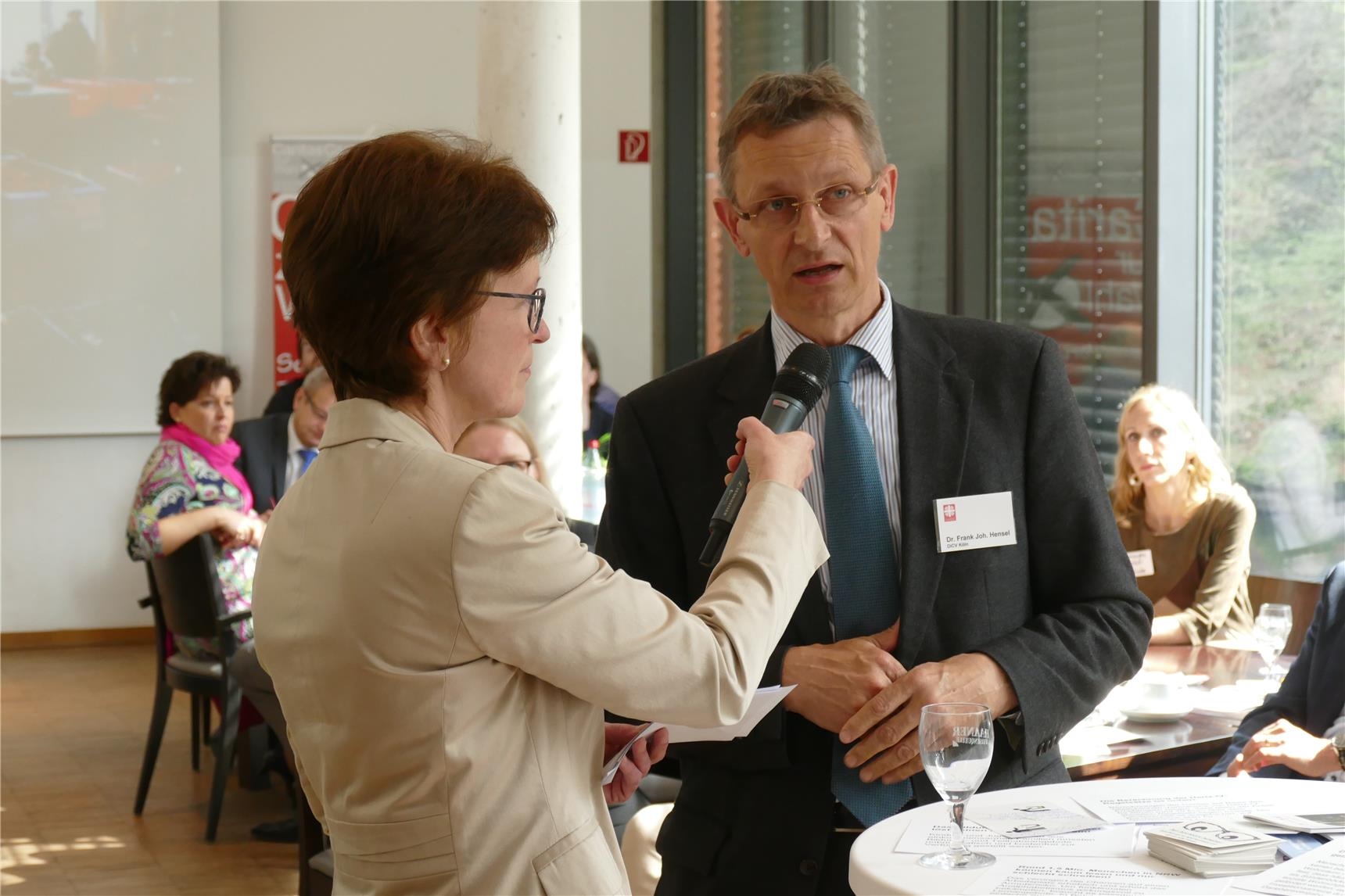 Moderatorin Susanne Bossy interviewt Diözesan-Caritasdirektor Hensel (Christian Heidrich)
