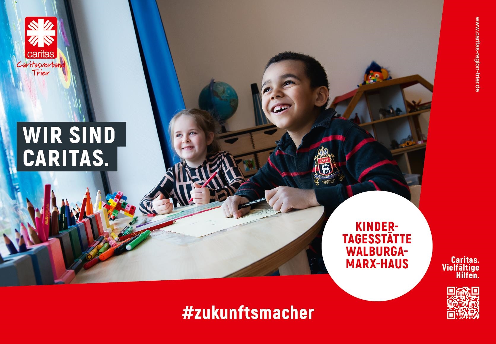 zwei lächelnde Kinder sitzen an einem Tisch und malen