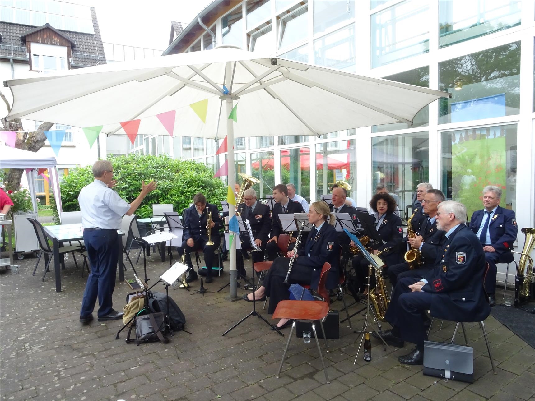 Kapelle spielt im Innenhof 