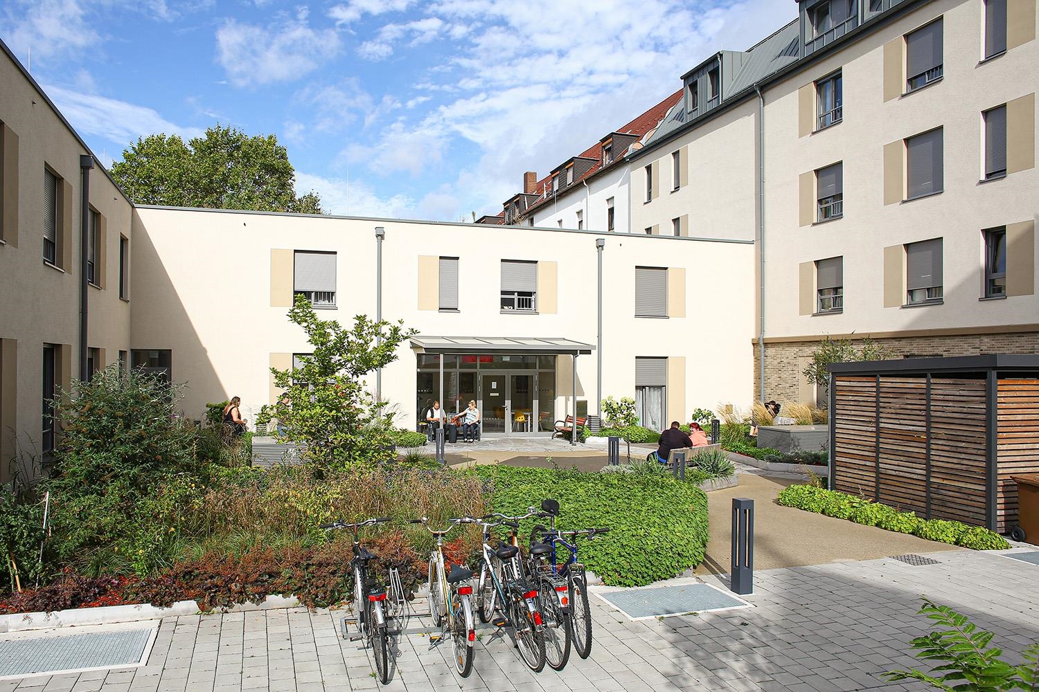 Roman-Nitsch-Haus - 023 - RNH Innenhof 