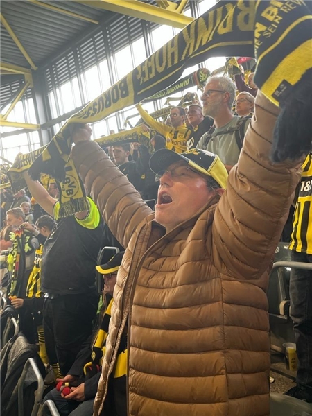 BVB-Fans mit Schal im Stadion