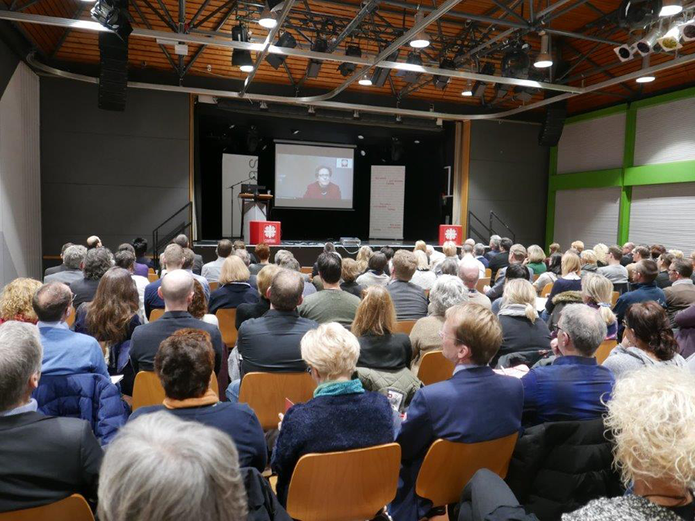 Das Publikum der Informationsveranstaltung 'Das neue Pflegeberufegesetz' in Dortmund, dass vor der Bühne und mit dem Rücken zur Kamera sitzt (Jürgen Sauer)