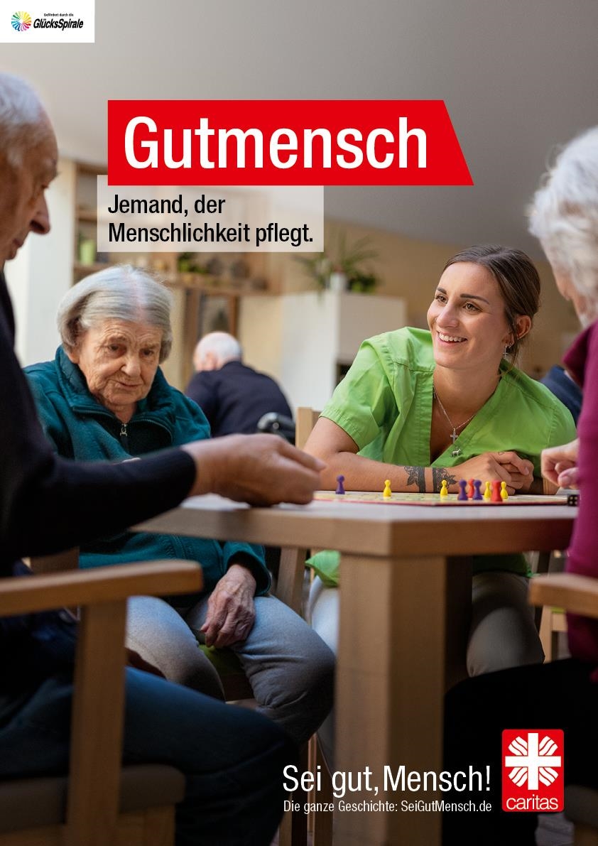 Altenpflegerin am Tisch sitzend mit Bewohnern in Pflegeheim (Deutscher Caritasverband e. V. / Sebastian Pfütze)
