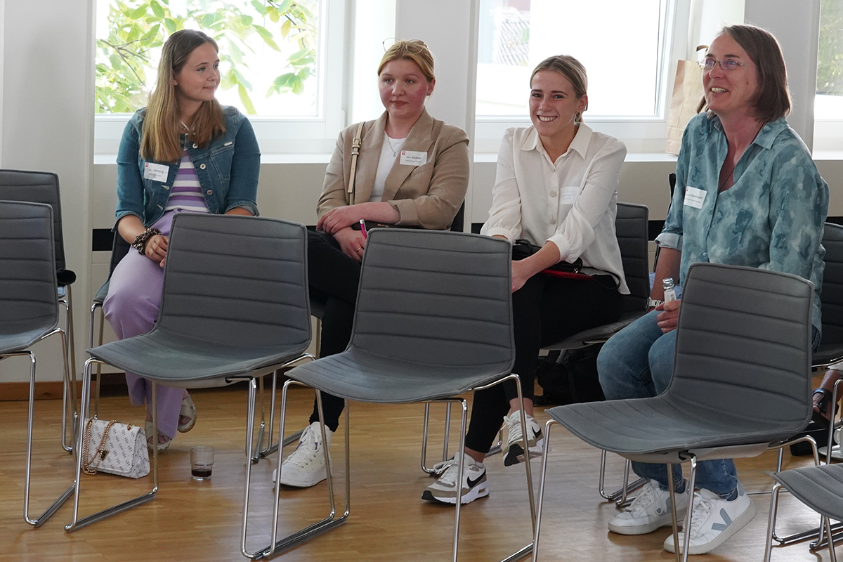 Teilnehmerinnen der internen Verbands-Arena zur Debatte um einem Sozialen Pflichtdienst in der Kommende Dortmund, die auf Stühlen zusammensitzen (Foto: Pia Winkler)