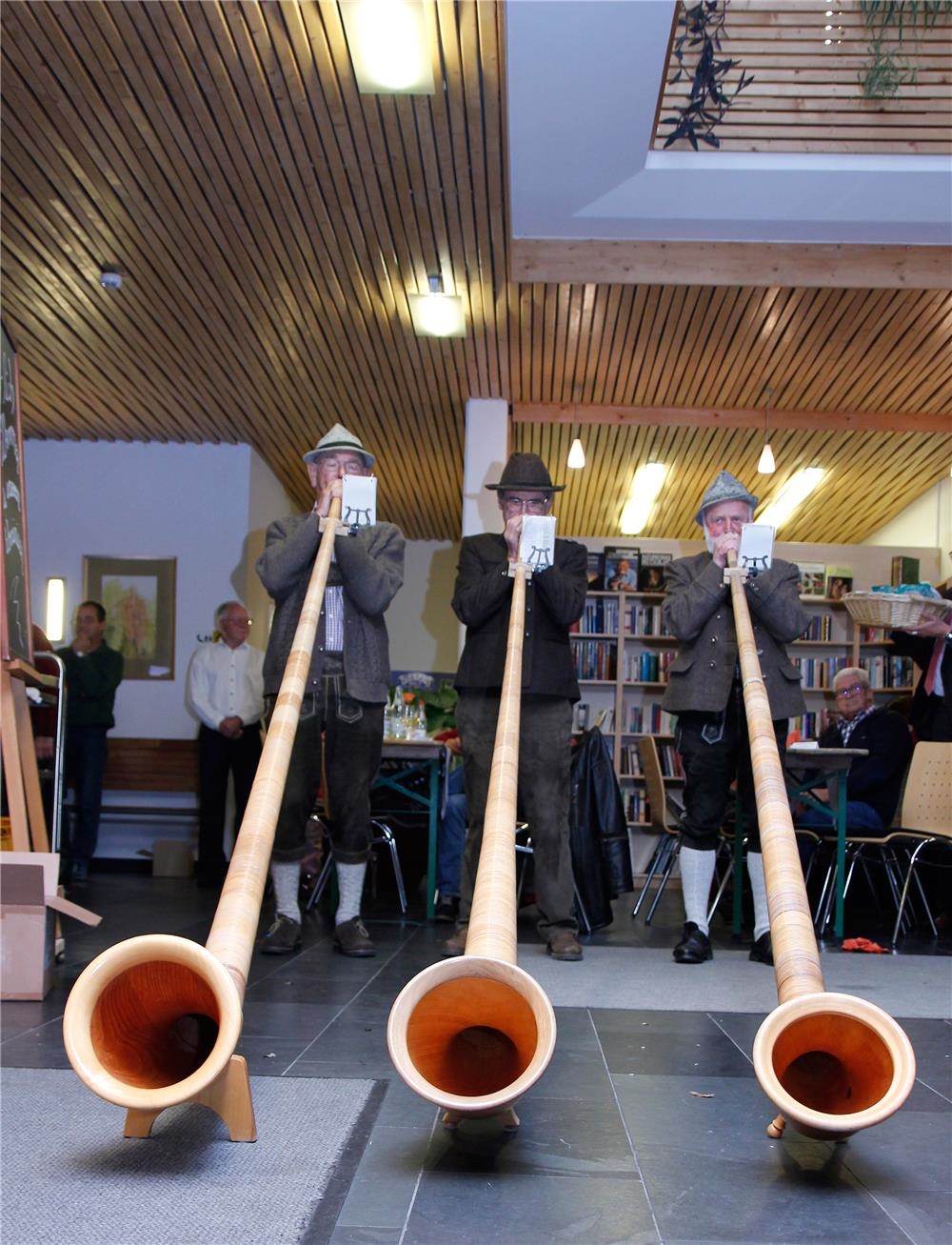 Die Lindenberger Alphornbläser spielten zum Abschluss verschiedene Musikstücke und erfüllte damit das Haus mit den besonderen Klängen ihrer Instrumente.  (Bernhard Gattner)