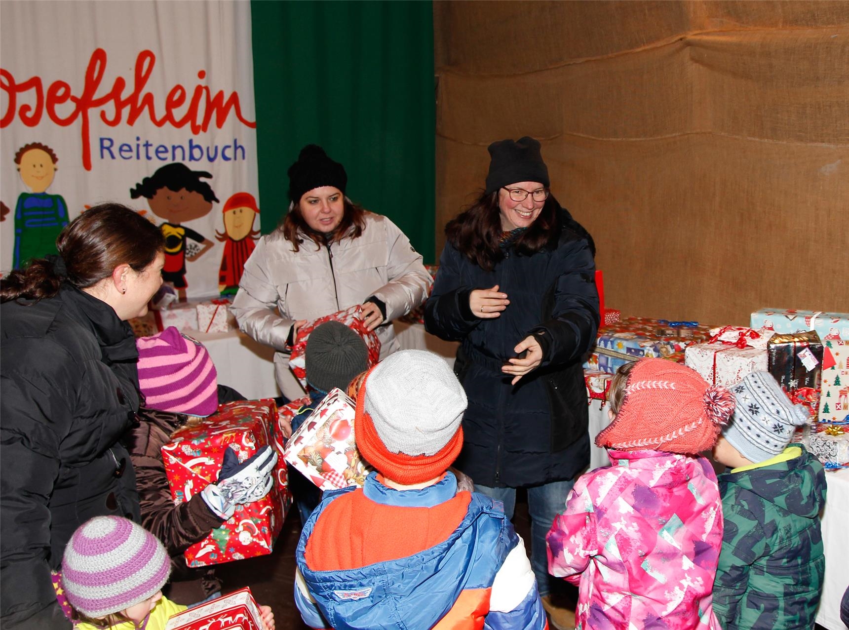 So schnell wie möglich verteilten Tanja Schnepp (re.), die Vorsitzende des Gersthofener Vereins Kinderweihnachtswunsch e. V., und Yvonne Reutemann (li.) verteilten die Geschenke.  (Bernhard Gattner)