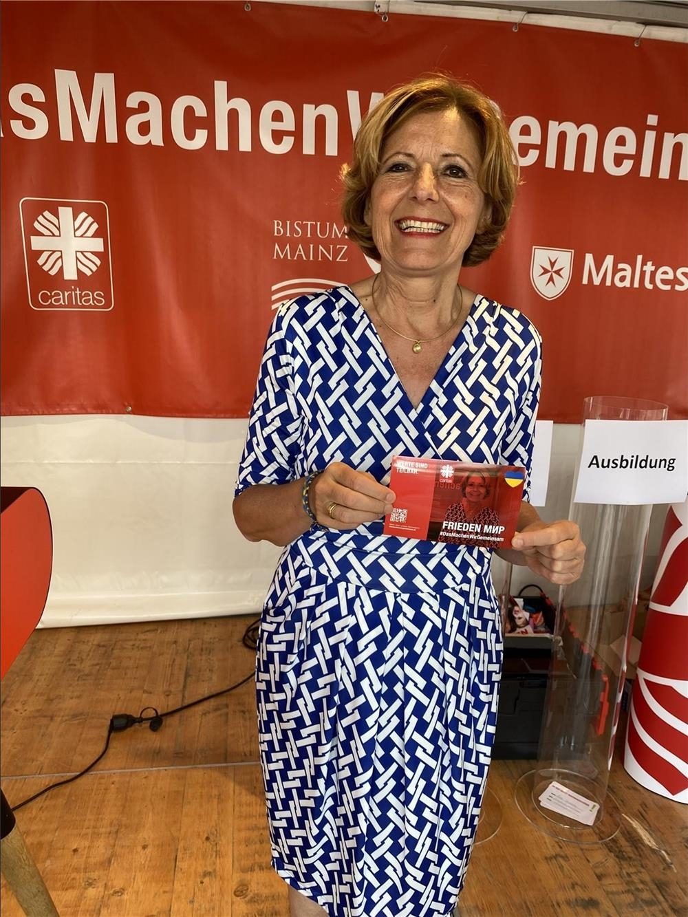 Ministerpräsidentin Malu Dreyer zu Besuch am Stand von Caritas, Bistum und Malteser (Foto: DiCV Mainz, Referat Kommunikation)