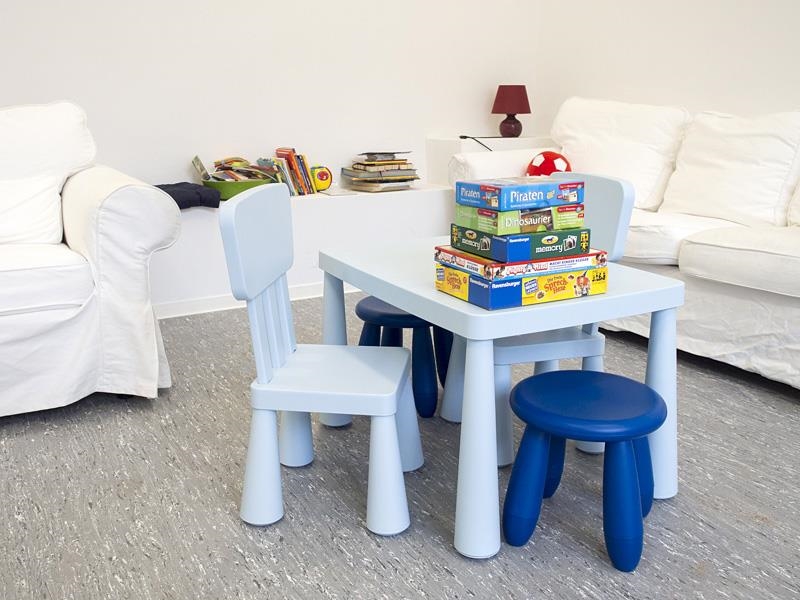 Kindertisch mit Stühlen und Spielen (Angela Kröll)