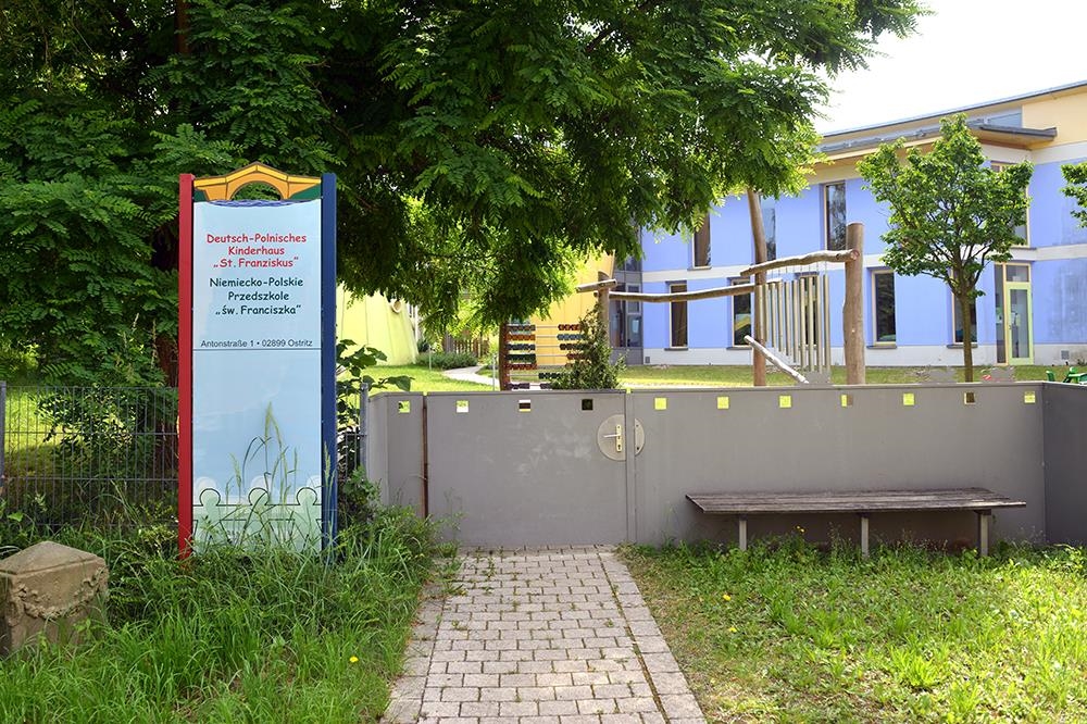 Außenansicht der Kita (Haus mit Garten) (http://sankt-marien-zittau.de/pfarrei/einrichtungen/kinderhaus-ostritz/)