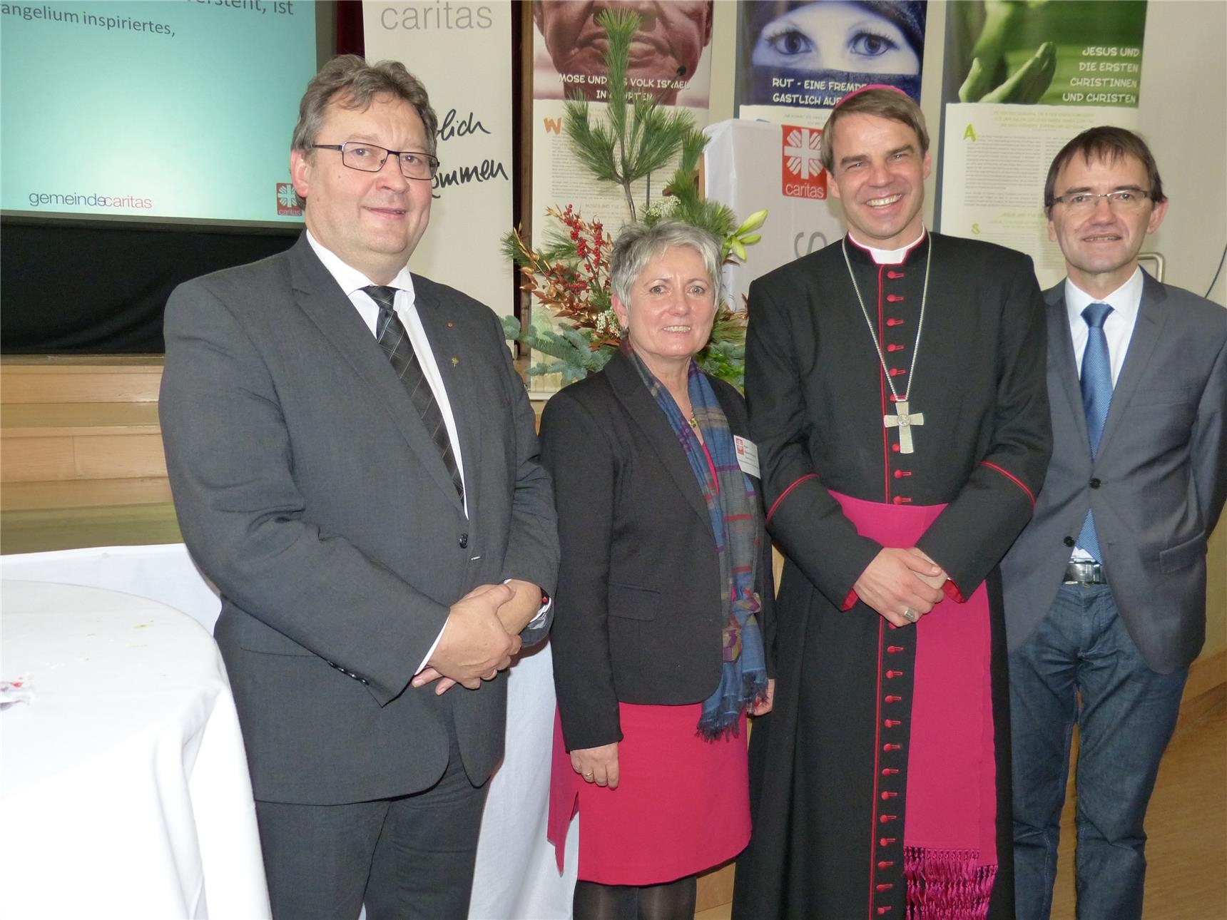 Bischof Stefan Oster (3.v.l.) mit Diakon Niederländer, Ingrid Aldozo-Entholzer von der Gemeindecaritas und Caritas-Direktor Michael Endres (Wildfeuer)