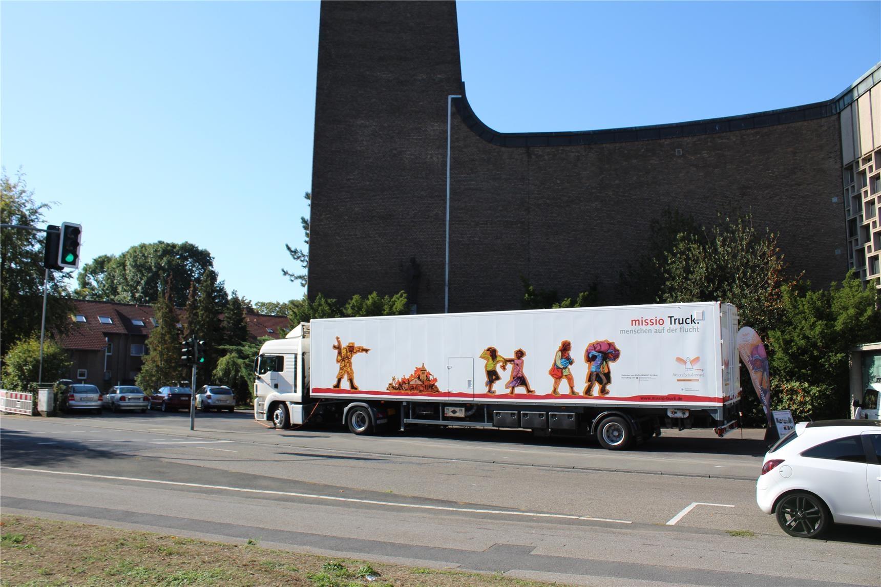missio-Truck 2018 an der Barbara-Kirche in Marl im September 2018 (Daniel Bröer)