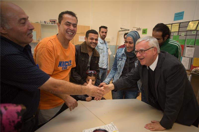 Erzbischof Koch reicht Flüchtlingen im Elisabthhaus die Hand. (Walter Wetzler)