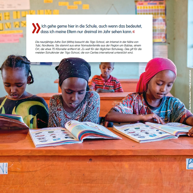 Mädchen aus Nordkenia in der Schule (Foto: Bente Stachowske / Caritas international)